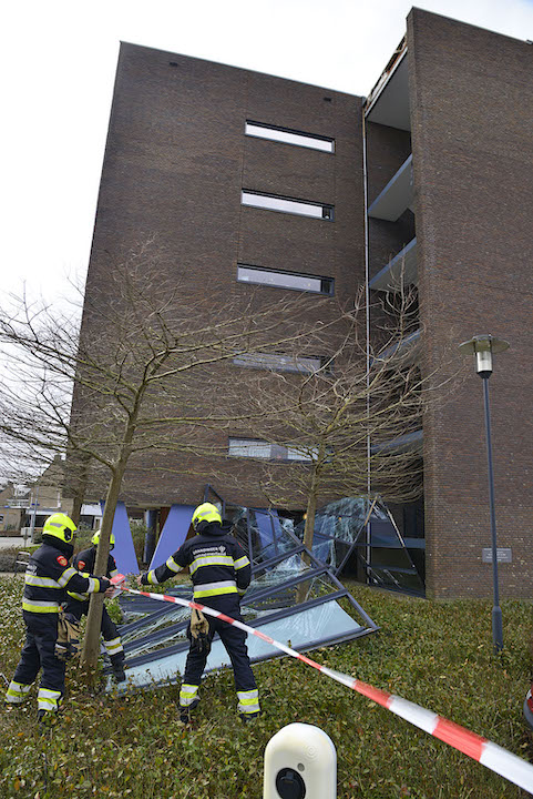 2022/36/20220218-15u17 GB 001 Stormschade Franklinstraat.jpg